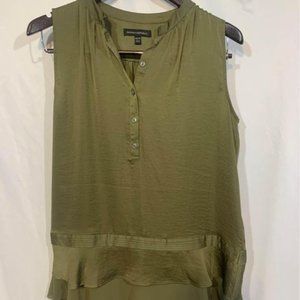 Banana REPUBLIC ruffled hem tank blouse. Size medium. New condition. Green.